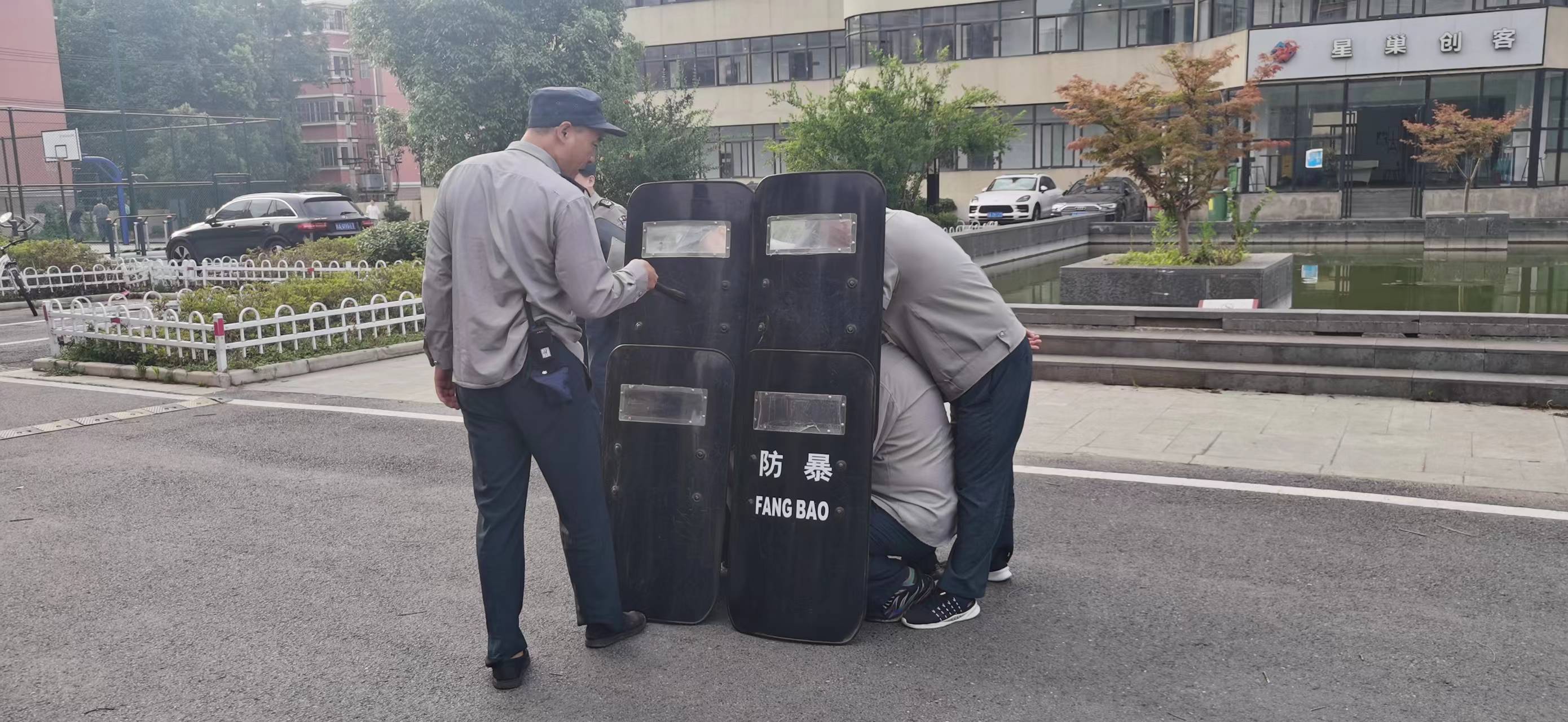 廬陽建華文創(chuàng)園開展反恐防暴演習活動